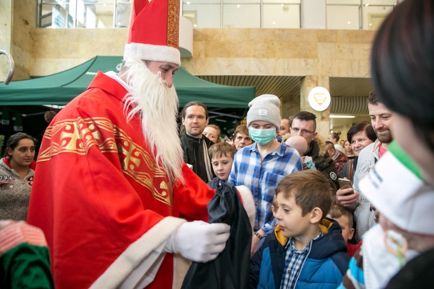 Kraków. Mundurowy festyn św. Mikołaja w szpitalu [ZDJĘCIA]