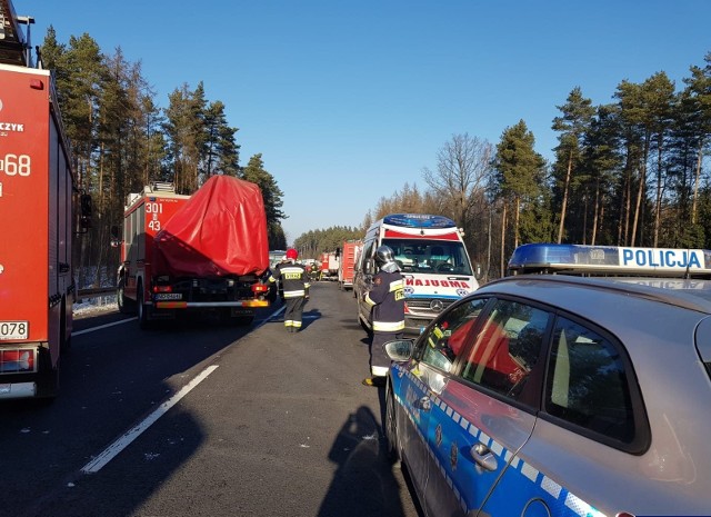 Kabikiejmy. Tragiczny wypadek pod Olsztynem. Trzy osoby nie żyją