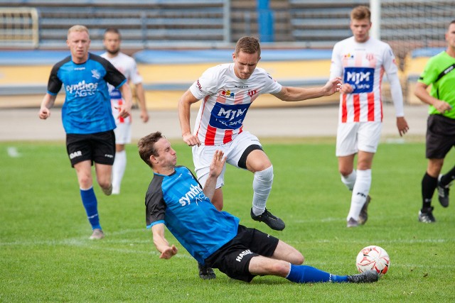 W 2. kolejce klasy okręgowej (V liga - grupa I) KP Polonia Bydgoszcz podejmowała Sokół Radomin i zremisowała 1:1. Obie bramki padły do przerwy.Już w 3 minucie na 1:0 wyszli poloniści - Łukasz Nowak wykorzystał podanie od Witolda Dąbka, wyszedł sam na sam z bramkarzem i uderzył piłkę pomiędzy nogami.W 25 minucie Paweł Jachowski wykorzystał błąd defensora Polonii i po odbiorze piłki wyrównał.Mimo wielu dogodnych sytuacji biało-czerwonych wynik nie uległ zmianie. Krótko przed zakończeniem spotkania "setkę" miał Rafał Kubacki. W zamieszaniu w polu karnym otrzymał piłkę pod nogi, ale nie trafił na pustą bramkę.Przed meczem nastąpiła reaktywacja hymnu klubowego "Gdy idzie Polonia z Bydgoszczy" autorstwa Wilhelma von Winterfelda, do którego słowa napisał lwowski poeta Henryk Zbierzchowski.W środę w II rundzie okręgowego Pucharu Polski KP Polonia miała grać z Notecią Łabiszyn, ale - jak pisze polonia1920.pl - data tego spotkania może się jeszcze zmienić. W 3. kolejce ligowej KP Polonia powalczy o punkty na wyjeździe ze Startem Pruszcz (sobota, 17.00).ZOBACZ ZDJĘCIA ZE SPORTOWEJ Z MECZU POLONII Z SOKOŁEM >>>>>