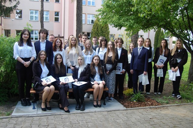 Uroczyste pożegnanie maturzystów w Liceum Ogólnokształcącym numer II imienia Joachima Chreptowicza w Ostrowcu Świętokrzyskim