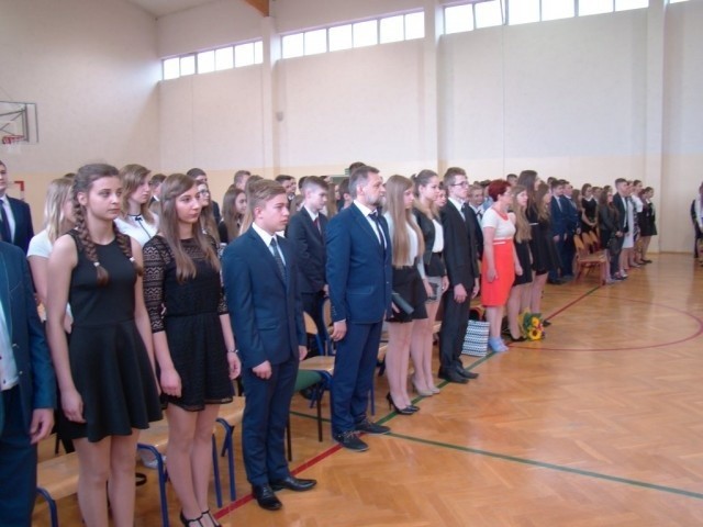 Gimnazjaliści z Osięcin pożegnali swoją szkołę [zdjęcia]