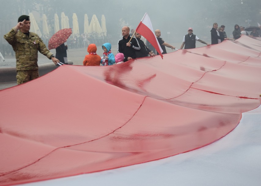 Biało-czerwona flaga na placu Baczyńskiego w Tychach