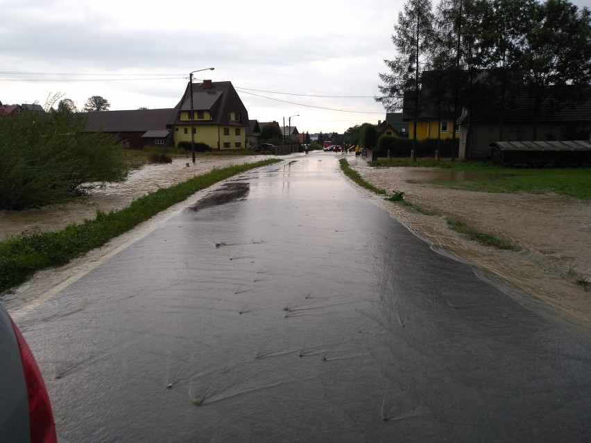 Oberwanie chmury nad Orawą. Strażacy wypompowują wodę z zalanych domów 