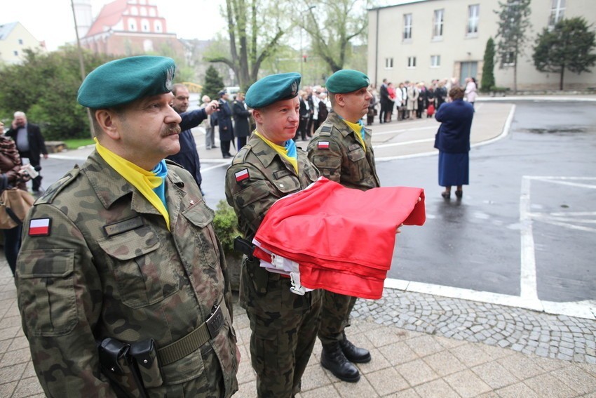Święto Flagi w Opolu. Uroczystości przed Urzędem Wojewódzkim