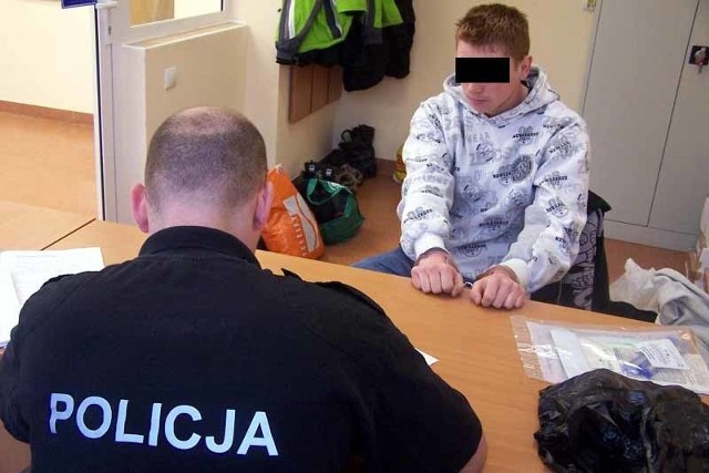 Policjanci z Węgorzewa, zatrzymali 19 i 22- latka