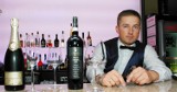 Marek Kohut, barman z hotelu Aviator odkrywa tajniki picia i podawania win 