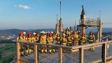 Sądeccy strażacy oddali hołd poległym 343 strażakom w zamachu na World Trade Center wychodząc na wieżę widokową w Krynicy-Zdroju