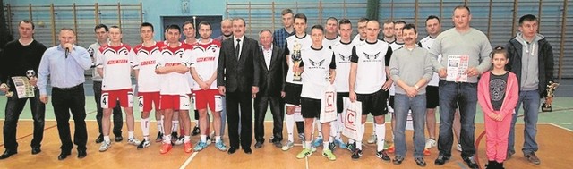 Najlepsze zespoły Kazimierskiej Ligi Futsalu, Marsylia (z prawej) oraz Rolmet z organizatorami rozgrywek w Kazimierzy Wielkiej.