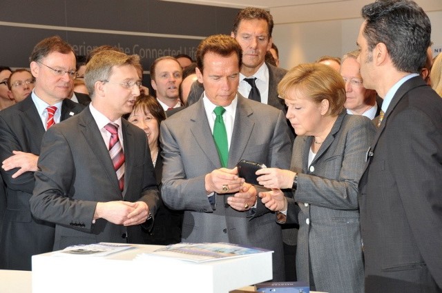 gGubernator Kalifornii Arnold Schwarzenegger i kanclerz Niemiec Angela Merkel na CeBIT.