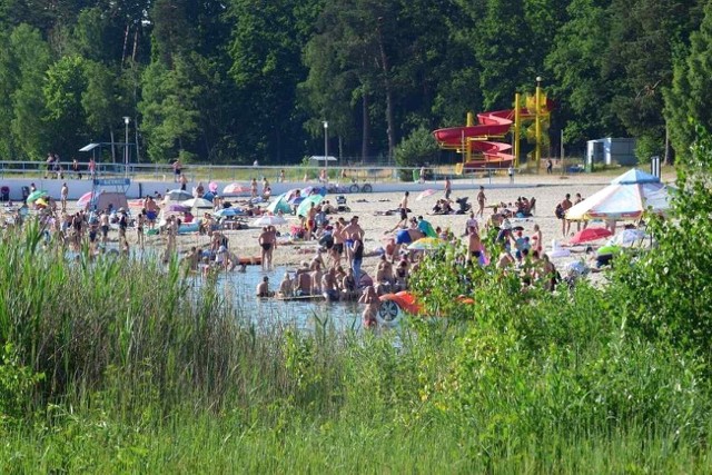 Obecnie Przyjezierza (na zdjęciu plaża główna w tej popularnej miejscowości wypoczynkowej) należy w całości gminy Jeziora Wielkie