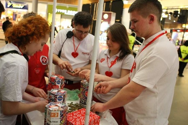 Wolontariusze zbierający pieniądze w C.H. Jantar.