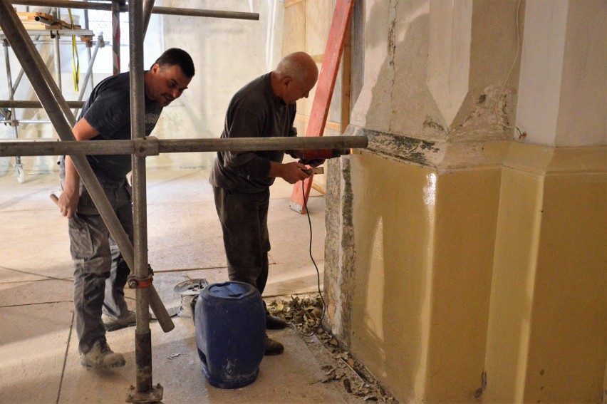 Renowacja katedry opolskiej. Trwają prace przy odnowieniu podchórza