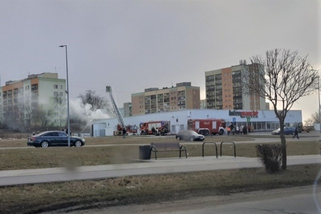 Pożar Intermarche w Dąbrowie Górniczej. Ogień pojawił się w tylnej części budynku