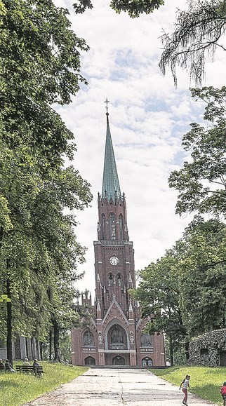 Kalwaryjski kościół Zmar-twychwstania Pańskiego. XI, XII i XIII stacja drogi krzyżowej