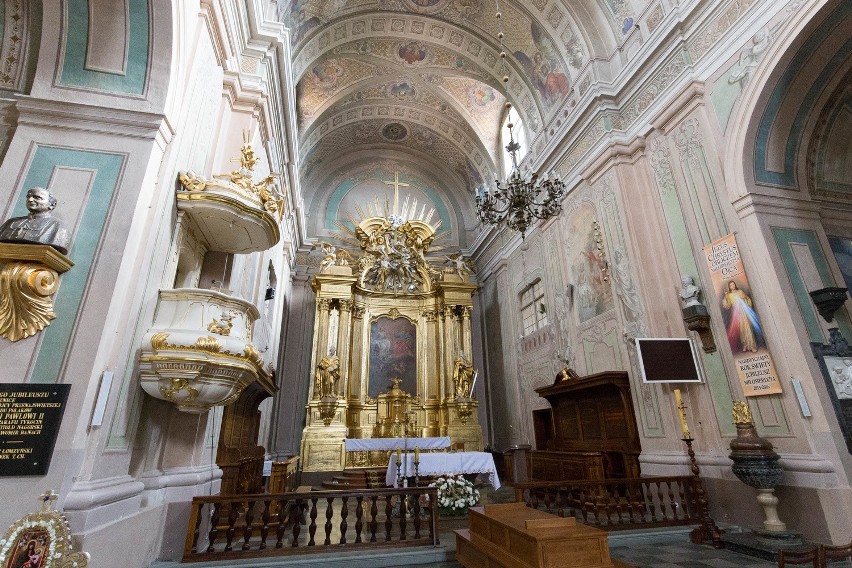 Od 2014 roku ksiądz Stefaniak remontuje etapami kościół. Do...