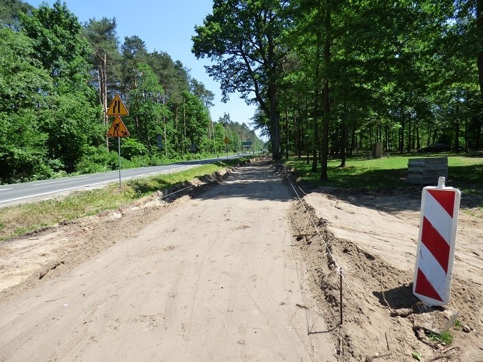 Ruszyła budowa chodnika i trasy rowerowej przy drodze numer 42 w Rudzie Malenieckiej (ZDJĘCIA)