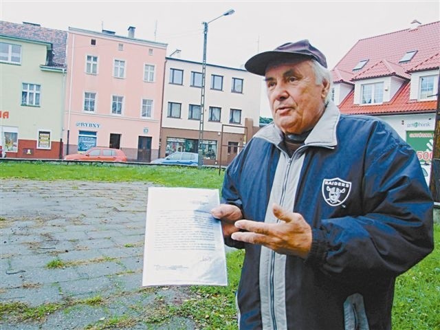- Napisaliśmy do władz petycję, żeby nie sprzedawali skweru i zostawili nam trochę wolnej przestrzeni - mówi Jan Jacheć. (fot. Radosław Dimitrow)