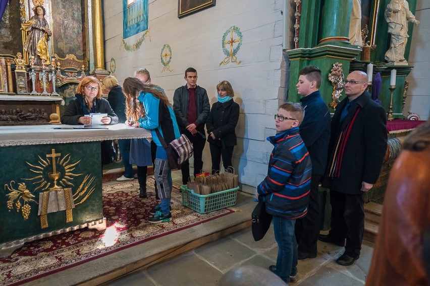 Nowy Sącz. Sądeczanie potrafią zrobić piękne palmy wielkanocne. Pokazywali ja na konkursie w skansenie [ZDJĘCIA]