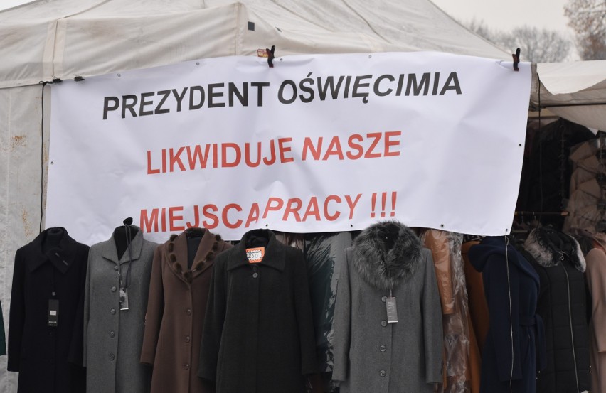 Spór o targowisko miejskie w Oświęcimiu. Kupcy walczą o miejsca pracy. Umowy z miastem wygasają 31 grudnia 2022. ZDJĘCIA