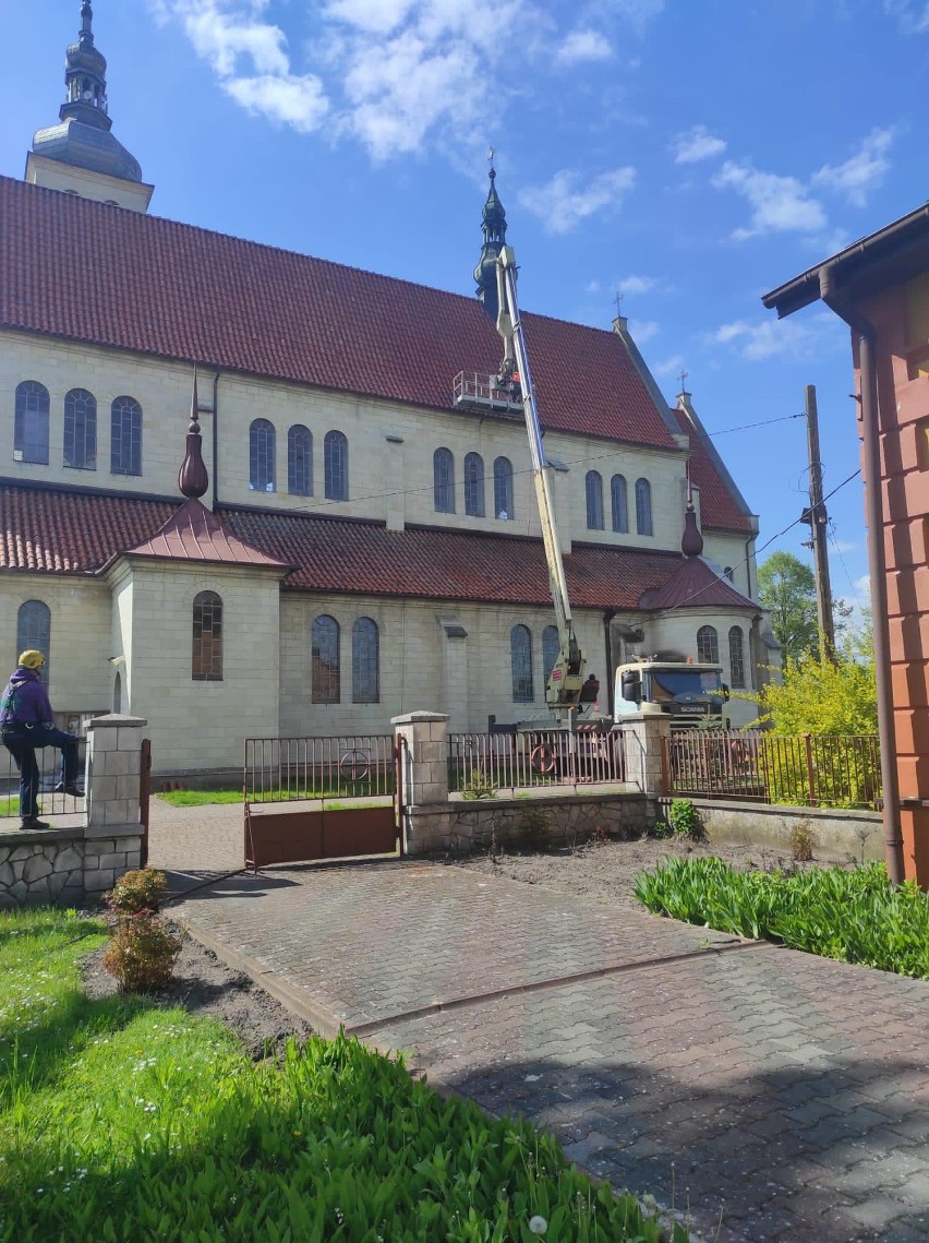 Zakończyły się prace remontowe i renowacyjne przy dachu kościoła w Kazimierzy Małej. Co zostało zrobione? Zobaczcie zdjęcia