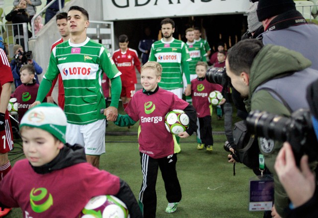 13.02.2015 gdanskstadion pge arenat mobile ekstraklasa 20. kolejka mecz : lechia gdansk - wisla krakown/z dziecieca eskortafot. karolina misztal/polskapresse dziennik baltycki