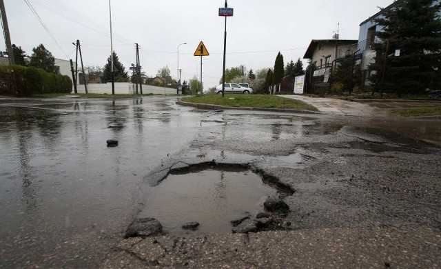 Na skrzyżowaniu ul. Prądzyńskiego z ul. Drzymały też są ogromne dziury.