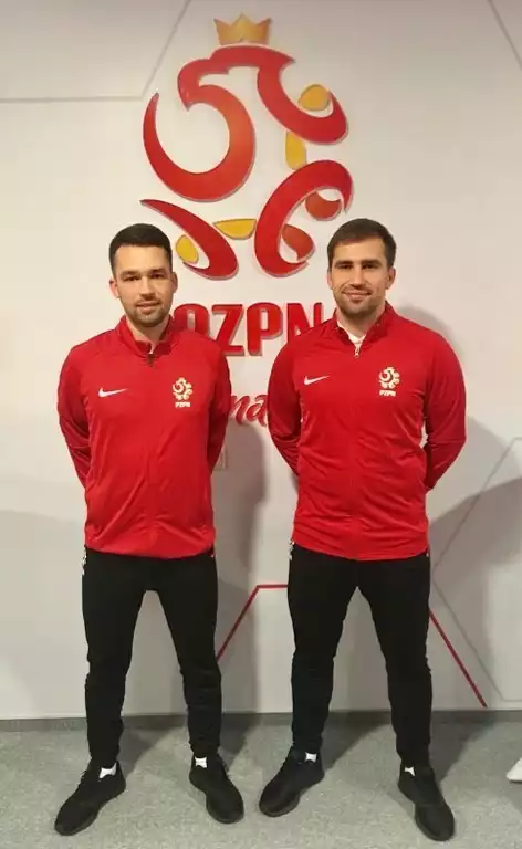 Trenerzy Mobilnej Akademii Młodych Orłów Błażej Czyżewski (z lewej) i Jakub Wojtkowiak