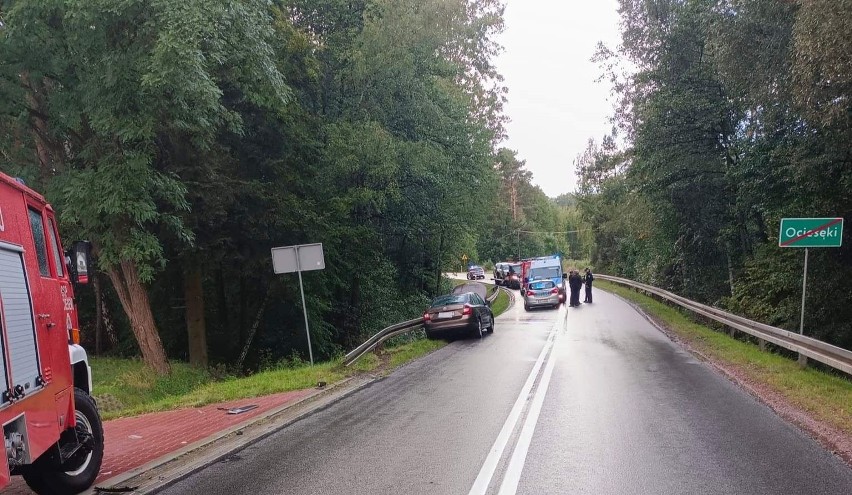 Wypadek na drodze wojewódzkiej w Ociesękach. Jedna osoba ranna