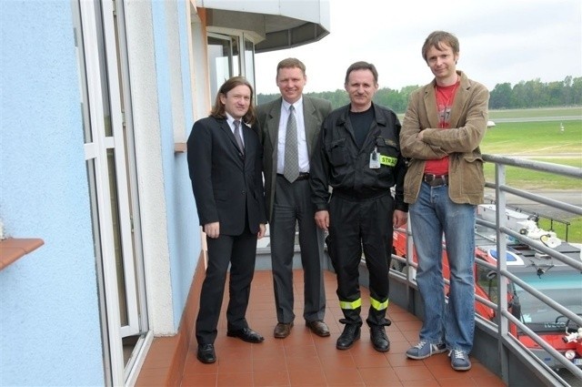 Nowy prezes łódzkiego lotniska (z prawej) podczas obchodów Dnia Strażaka na Lublinku. Z lewej tragicznie zmarły jego poprzednik.