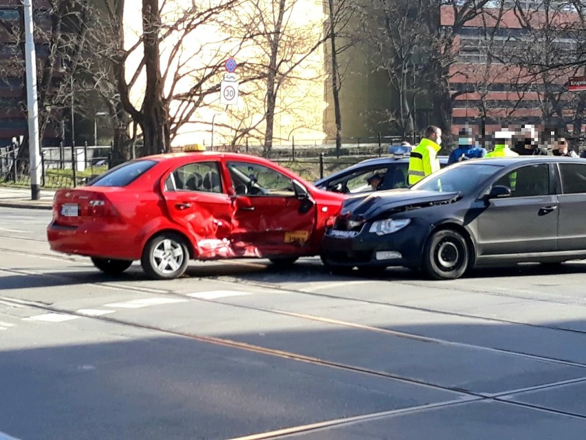 Groźny wypadek i objazdy tramwajów w centrum Wrocławia