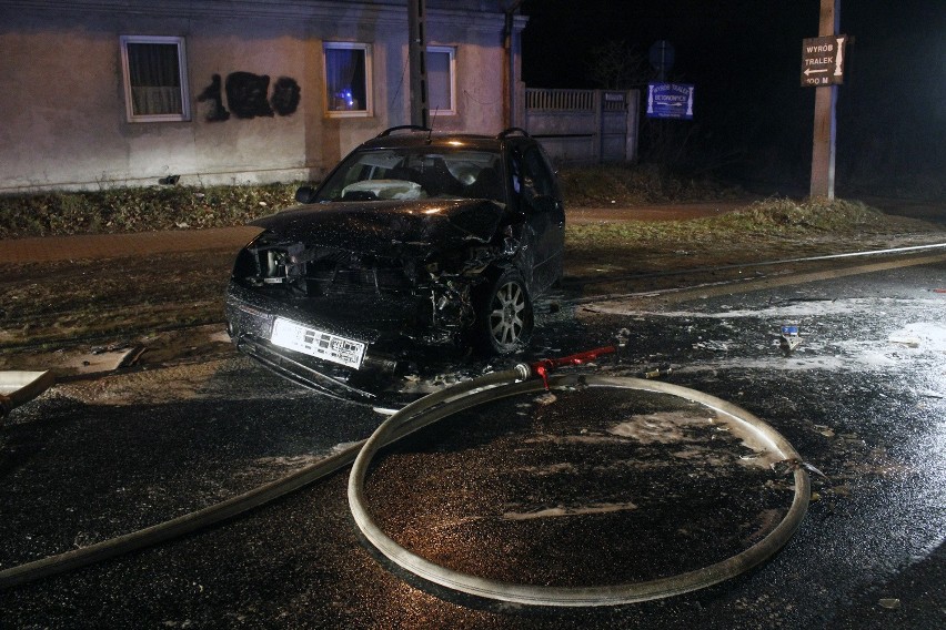 Tragiczny wypadek w Zgierzu. Honda czołowo zderzyła się z fordem [ZDJĘCIA+FILM]