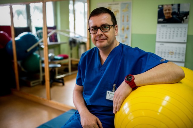 Dr n. med. Krzysztof Gryglicki - specjalista rehabilitacji i medycyny sportowej. W 2000 r. ukończył studia na Akademii Wychowania Fizycznego w Krakowie. Następnie kształcił się na Akademii Osteopatii w Belgii, a do 2013 roku również na Uniwersytecie Medycznym w Monachium. Pracował w szpitalach w Waszyngtonie i w Warszawie. Teraz leczy pacjentów w Krakowskim Szpitalu Specjalistycznym im. Jana Pawła II.