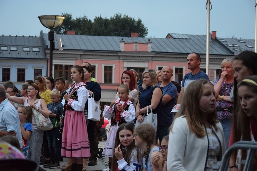 Nowy Sącz. Antek Smykiewicz poprowadził Koncert Finałowy Festiwalu Skowroneczek