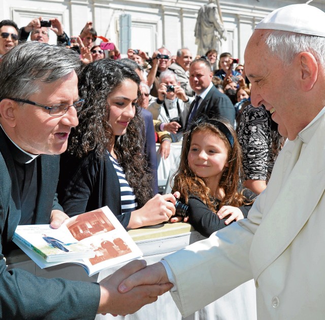 Ks. Jarosław Cielecki wręcza papieżowi Franciszkowi niezwykłe dary