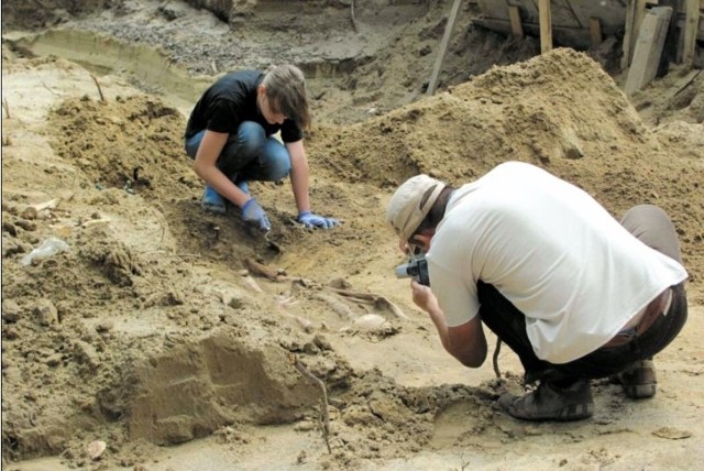 W parku przy ul. Warszawskiej w Giżycku archeolodzy wykopali kilkaset szkieletów.