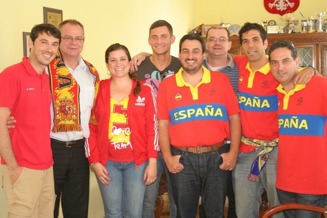 Ana, Jose, Javier, Daniel i Alvaro mieszkają w Brzozowie. Mecze EURO 2012 chętnie oglądają w chełmińskim Starym Spichrzu.  Z radnym Jackiem Kordowskim, jego synem Mateuszem - właścicielem lokalu odwiedzili burmistrza