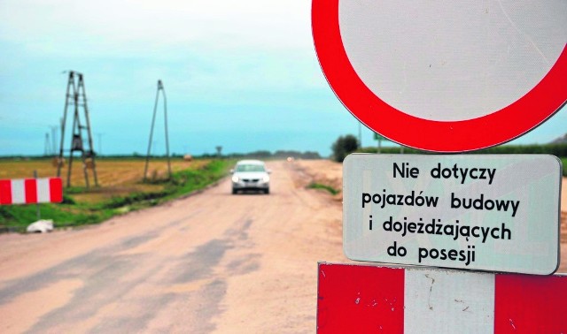 Na odcinku od projektowanego ronda do granicy województwa trwają prace rozbiórkowe.