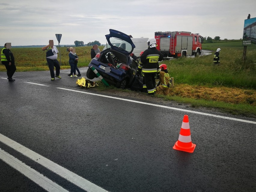 Poważny wypadek na drodze z Wrocławia do Świdnicy. Toyota wpadła do rowu i uderzyła w przepust (ZDJĘCIA)