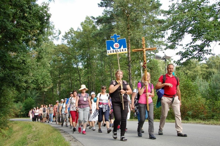 "Łamanie życia" - pod takim hasłem wędrowali tego dnia pątnicy. Dotarli do Koniecpola. Zobacz zdjęcia