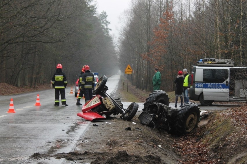 Śmiertelny wypadek pod Tomaszowem. Ciągnik przygniótł kierowcę [ZDJĘCIA]