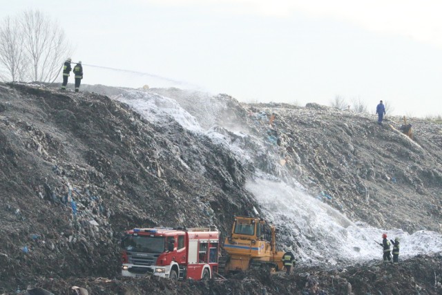 Pożar na wysypisku śmieci w Opolu.