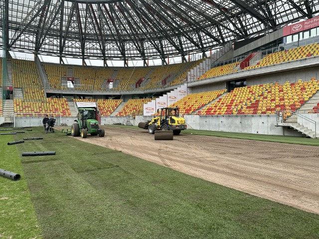 Trwa wymiana zniszczonej murawy na stadionie w Białymstoku