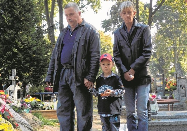 Aniela i Gabriel Krzyształowscy z małym synkiem Michałkiem przychodza na grób Szymona, gdy tylko mogą. Nie chcą się pogodzić z tak tragicznym końcem życia ich starszego syna.  Uważają, że doszło do wielu zaniedbań.