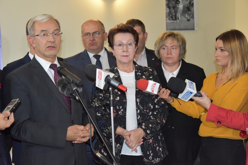 Minister inwestycji i rozwoju Jerzy Kwieciński (z lewej)...