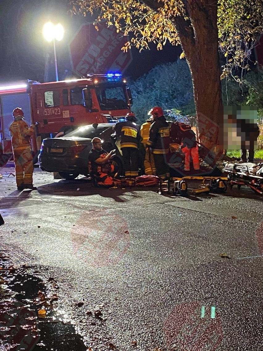 Wypadek w Stargardzie. BMW wjechało w drzewo. Są ciężko ranni 