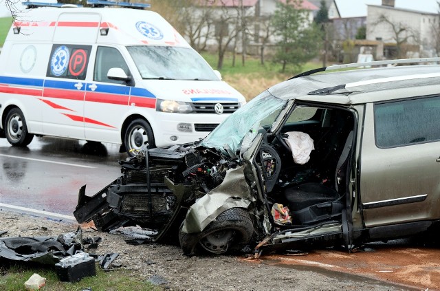 Wypadek koło Chojnic w poniedziałek, 12.04.2021 r. Na DW 212 kierowca skody z dużą siłą uderzył w drzewo