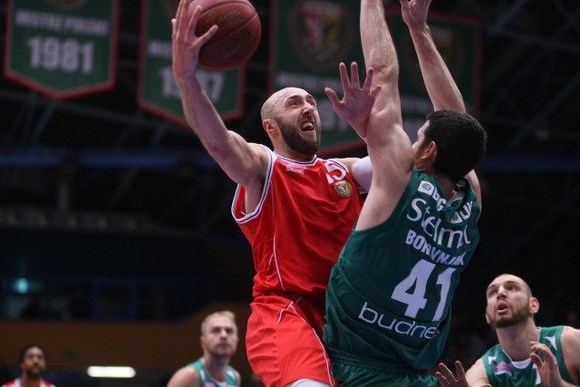 W pierwszym starciu obu drużyn, Stelmet wygrał we Wrocławiu 76:67