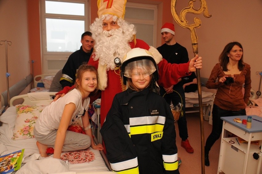 Mikołaje odwiedziły pacjentów krakowskich szpitali [ZDJĘCIA]