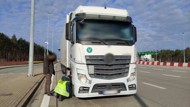 Zespół pojazdów litewskiego przewoźnika z niebezpiecznymi usterkami wycofali tymczasowo z ruchu inspektorzy lubuskiej Inspekcji Transportu Drogowego. Jeden z kierowców nie miał także wymaganego dokumentu