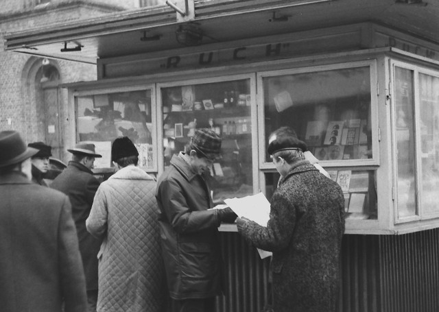 Pierwsi Czytelnicy "Nowości" przed kioskiem na Rynku Nowomiejskim 31 grudnia 1967.
